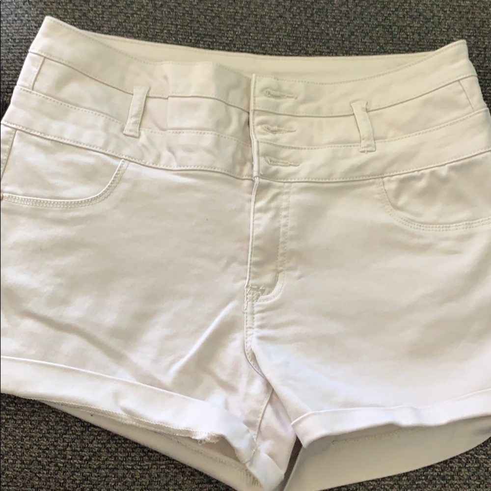 Light khaki Refuge shorts